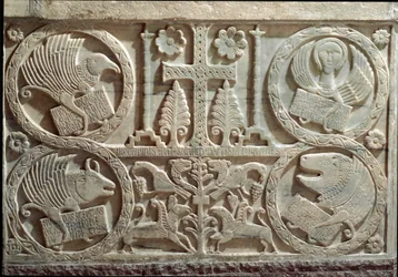 Detail štuku se symboly čtyř evangelistů (tetramorf): anděl pro svatého Matouše, lev pro svatého Marka, býk pro svatého Lukáše a orel pro svatého Jana. 730-740, Cividale, baptisterium San Callisto