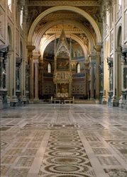 Gotické umění: pohled na papežský oltář nad Tabernaclem od Giovanniho di Stefana kolem roku 1367 zdobí dvanáct panelů zdobených freskami Barna da Siena (14. století). 1367-1368. Bazilika svatého Jana z Laterana (San Giovanni in Laterano)