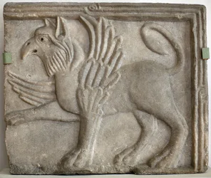 Gryf neboli gryp. Tesaný nízký reliéf, mramor, Benátky, Itálie, 12. století. Národní galerie, Šternberský palác, Praha, Česká republika.