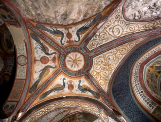 Vnitřní pohled na kapli Saint Gregoire (Gregorio) zdobenou freskami byzantských vlivů vytvořenými římskou školou z počátku 13. století. Klášter Saint Benedetto (Sacro Speco), Subiaco (Řím), Itálie