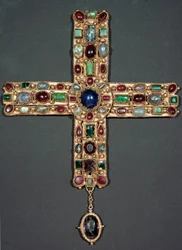 Lombardské umění: Zlatý kříž a kameny z Berengaria (Berenger) (850-924) italský král a císař Svaté říše. Monza 9. století, Muzeum katedrály – lombardské umění: kříž ze zlata a drahých kamenů z Berengaria (Berenger) (850-924), král Itálie