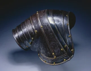 Pauldron pro pravé rameno, cca 1560-70 (modrá a zlacená ocel)