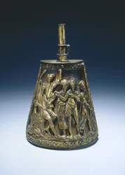 Prášková baňka, cca 1590 (zlacená mosaz přes dřevo potažené látkou)