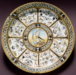 Zobrazení římského hrdiny Scaevoly (Muzio Scevola). Keramický talíř vyrobený v Urbinu v Itálii. Kolem roku 1590. Národní muzeum Bargello, Florencie