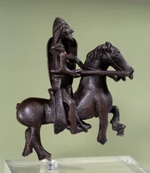 Románské umění: bronzová soška rytíře s brněním. Bronzová socha italské školy. 11. nebo 12. století. Paříž, muzeum Louvre