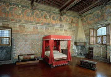 Místnost Castellana di Vergi zobrazující zdi s freskami a vlys zobrazující středověkou francouzskou romanci
