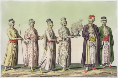 Sluhové nesoucí dýmku, vázu se sladkostmi, kávu, ohřívadlo a džbán růžové vody, tabule 57 z části III, svazku I „Dějin národů“, vyryl V. Raineri