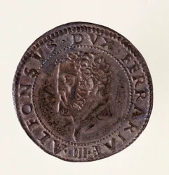 Stříbrná mince (testone) z Ferrary: vláda vévody Alfonsa II. d’Este (1559-1597). Průměr 2,7 cm. Řím, Museo Nazionale delle Terme