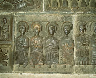 Apoštolové, předrománský reliéf (bronz)