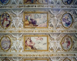 Síň prvního patra, detail mytologických postav, stropní výzdoba