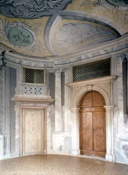 Ospedaletto. Místnost, kde hrál Vivaldi (1678 - 1741). Benátky. Za branami zpívali filharmoničtí sirotci.