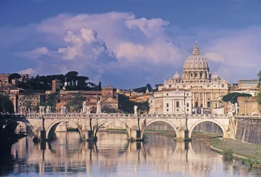 Pohled na most Sant Angelo a St Peters přes řeku Tiberu