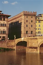 Pohled na Museo Ferragamo a Ponte Santa Trinita