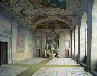 Pohled na Sala dErcole (Herkulův sál) na piano nobile s fontánou na druhém konci (viz 95806) navrženou Jacopem Vignolou (1507-73) a částečně freskami od Federica Zuccara (1540-1609) 15