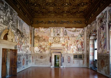 Pohled na Sala dellUdienza směrem k Cappella dei Priori, navržený Benedetto (1442-97) a Giuliano (1432-90) da Maiano, fresky Francesco de Rossi Salviati (c.1520-75) (post restaurátor
