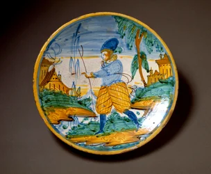 Mladý šlechtic. Keramický talíř vyrobený ve Viterbu v Itálii. Konec 16. století, Florencie, Museo Nazionale del Bargello