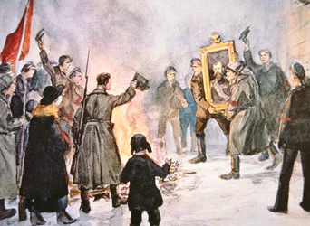 Bolševičtí vojáci chystající se spálit portrét cara během ruské revoluce v roce 1917