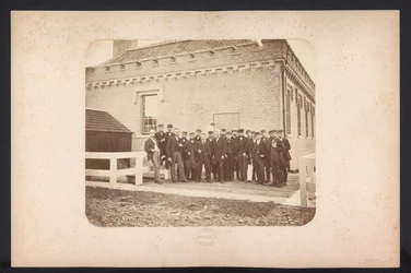 Skupinová fotografie dělníků, 1867-1869 Rekultivace jezer v Schieland východně od Rotterdamu (název série na objektu)
