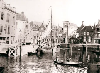 Canal yard, Dordrecht, Nizozemsko, 1898.