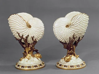 Pár váz z Worcesteru ve tvaru mušle Nautilus, porcelán z roku 1880