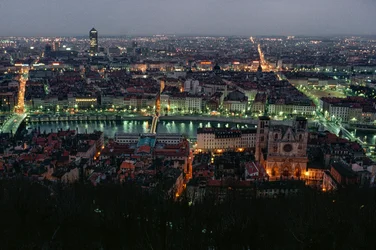 Pohled na Lyon mezi Pont de la Feuillite, Pont Bonaparte na twili ght....