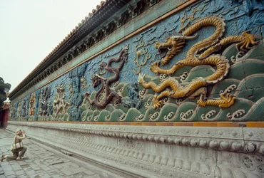 Žena fotografuje obrazovku Devíti draků. Park Beihai, Peking, Čínská lidová republika.