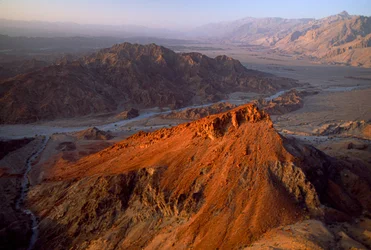 Oblast Al Jabal al Akhdar, Nakhl až Jabal ash Sham, Omán. Letecký pohled. OMÁN, ARABSKÝ POLOOSTROV.