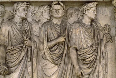 Ara Pacis Augustae, volně stojící oltář skupiny vdov, soudců, kněží...