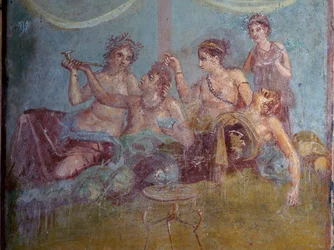 Freska římské vyšší třídy užívající si života v přepychu odhalená v Pompejích. Pompeje, Itálie.