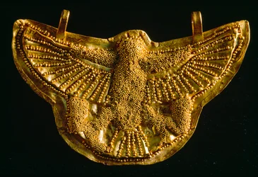 Zlatý přívěsek sokola z Muzea podmořské archeologie v Bodrumu. Bodrum, Turecko.