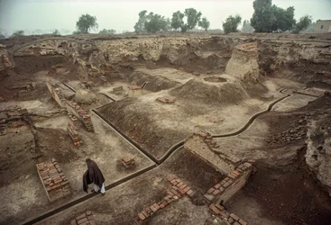 Přehled jámy vyplněné zbytky cihlových zdí, cihlová studna. HARAPPA E...