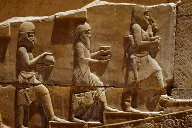 Reliéfní plastika mužů nesoucích obětiny na zdech Persepole. Persepolis, Írán.