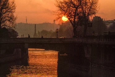 Východ slunce nad Seinou poblíž Ile de la Cite. PAŘÍŽ, FRANCIE.