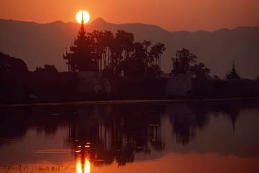 Západ slunce na přístavišti Kywe Sun. KYWE SUN WHARF, MANDALAJ, BARMA.