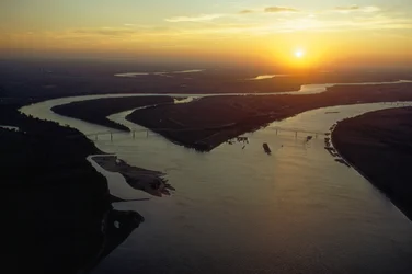 Letecký pohled na soutok řek Ohio a Mississippi za soumraku. Cairo, Illinois.