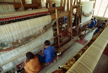 Ženy pracující u velkého tkalcovského stavu na koberce. Kotel, Bulharsko.