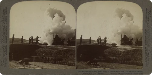 Obrovský 11palcový granát z japonského obléhacího děla, který začíná smrtící let do Port Arthur