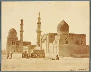 Egypt. Káhira. Dva náboženské pohřební komplexy v Severní nekropoli: mamlúckého sultána Inala, polovina 15. století [vpravo], a mamlúckého emíra Kurkumase, počátek 16. století [vlevo]