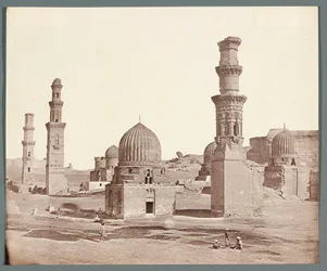 Egypt. Káhira. Jižní nekropole. V popředí minaret u mauzolea Ali Badra Al-Karafiho (1300-1310), v pozadí minaret Kusum z mamlúckého období
