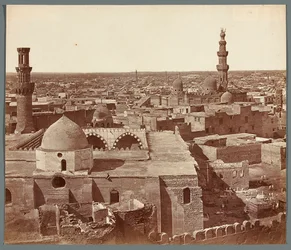 Egypt. Káhira. Celkový pohled - v pozadí madrasa-mauzoleum Umm As-Sultan Sza