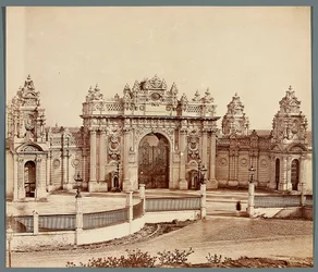 Istanbul. Palác Dolmabahçe - brána