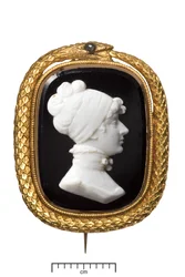 Pamětní brož Death of Princess Charlotte Gold Memorial Brož, kolem roku 1817 (černobílé sklo zasazené do zlata s diamanty)