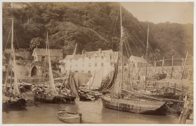 Rybářské lodě v přístavu v Clovelly