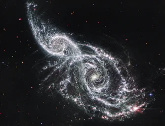 Galaxie IC 2163 a NGC 2207 (snímek MIRI)