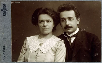 Návštěvenková portrétní fotografie Alberta Einsteina a Milevy Einstein-Marićové z roku 1911, 1911