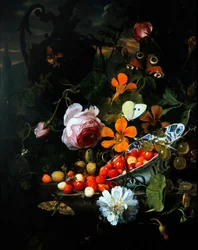 Zátiší z jahod v misce a květin