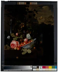 Zátiší s miskou jahod, růží a lahví na římse, krajina za ní