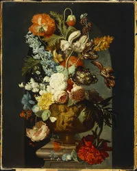 Tulipány, růže, hyacint, auricula a další květiny ve vytvarované urně na kamenném podstavci ve výklenku.