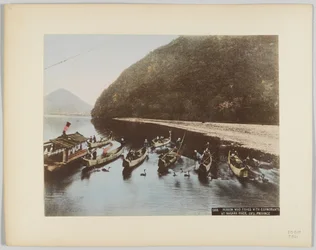 Lov kormoránů na řece Nagara, prefektura Gifu, Japonsko (ručně kolorovaná černobílá fotografie)