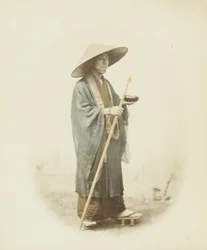 Japonec v tradičním oděvu (ručně kolorovaná černobílá fotografie)